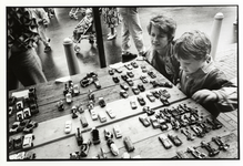 108019 Afbeelding van een jongetje bij een uitstalling van speelgoedautootjes tijdens de vrijmarkt op het wijkfeest in ...